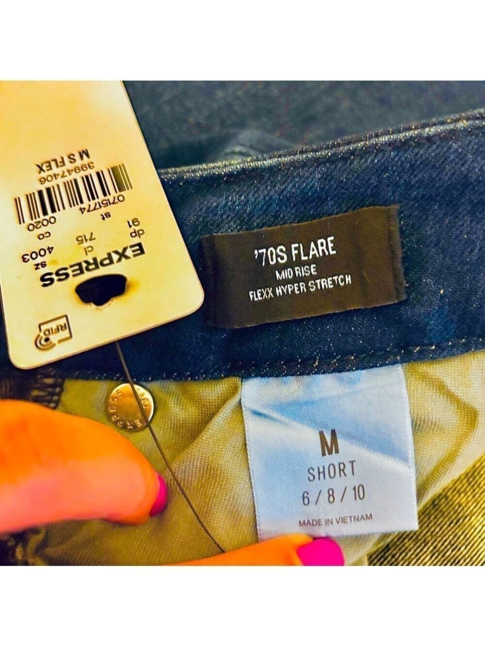 EXPRESS Mid Rise Dark Wash
Blue 70’s Flare Jeans Flex Medium Short 6/8/10 NWT - Picture 3 of 15